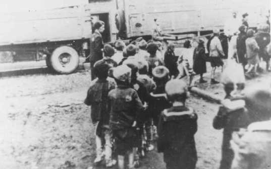 Deportazione di bambini ebrei dal ghetto di Lodz (Polonia) durante la cosiddetta Operazione Gehsperre, attuata nel settembre 1942